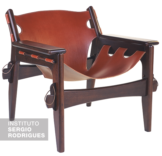 Poltrona Leve Kilin criada por Sergio Rodrigues em 1973, estruturada em madeira de lei maciça, encosto em peça única de couro.