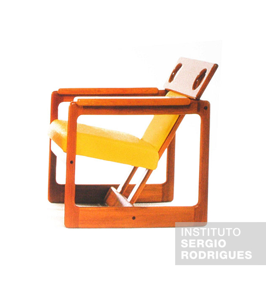 Poltrona Leve Cuiabá criada por Sergio Rodrigues em 1985, estruturada em madeira de lei maciça, linha para hotelaria ou ambientes informais.
