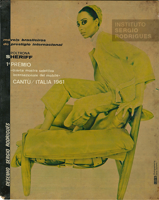 Fotografia da revista Look em 1963, ilustrando o primeiro prêmio da poltrona Sheriff criada por Sergio Rodrigues na quarta mostra seletiva internacional de móveis, em Cantú na Itália, 1961.