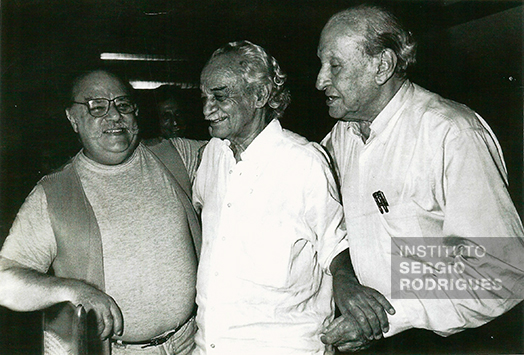 Da esquerda para direita, Sergio Rodrigues ao lado de seus amigos Zanine Caldas e Sérgio Bernardes, na década de 1990.