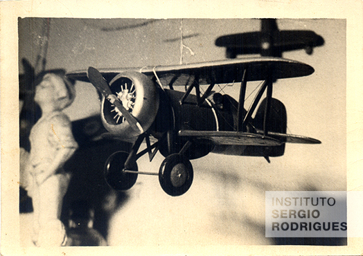 Aeromodelo em cedro maciço, feito por Sergio Rodrigues na oficina de seu tio James Andrew, no Castelinho da Praia do Flamengo, nº 72 – Rio de Janeiro, durante a década de 1940.
