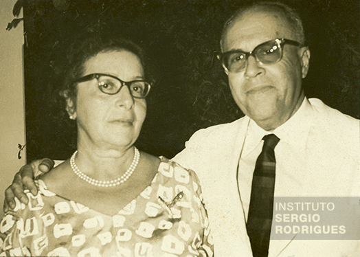 Elsa Fernanda Mendes de Almeida Santos (mãe de Sergio Rodrigues) ao lado de Zepherino Amaro D'Ávila da Silveira (“Dadi”, padrasto de Sergio Rodrigues), no Rio de Janeiro, por volta de 1960.