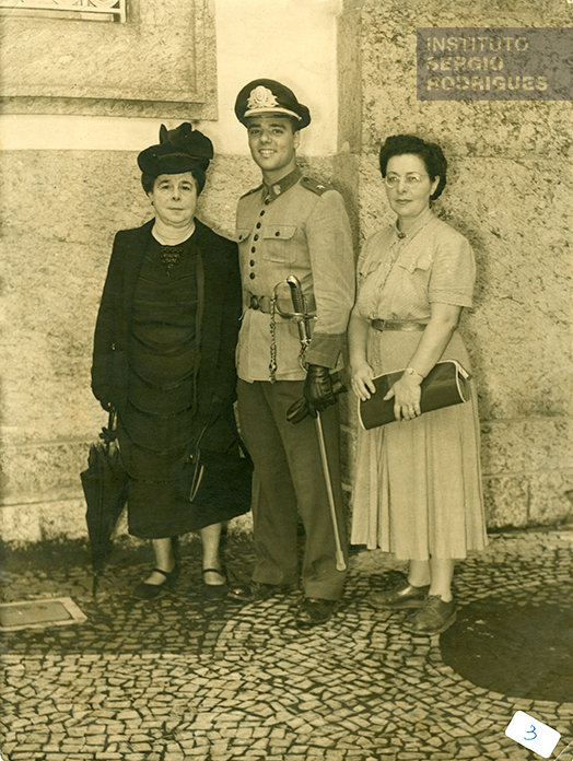 Da esquerda para direita: D. Stella (avó de Sérgio), Sérgio Rodrigues e D. Elsa (mãe de Sérgio), em 1949 na formatura do CPOR (Centro Preparatório de Oficiais da Reserva) na Igreja da Candelária, Rio de Janeiro.