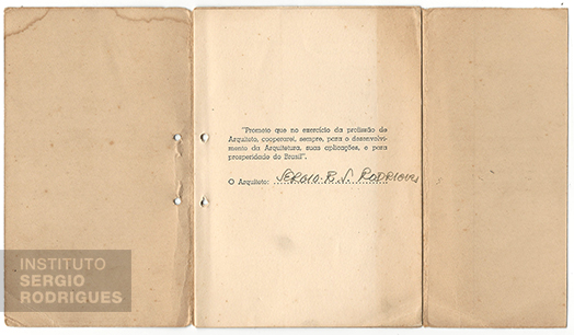 Convite de formatura do curso de arquitetura da Universidade do Brasil (atual Universidade Federal do Rio de Janeiro, UFRJ) em 1951, contendo juramento assinado por Sergio Rodrigues.