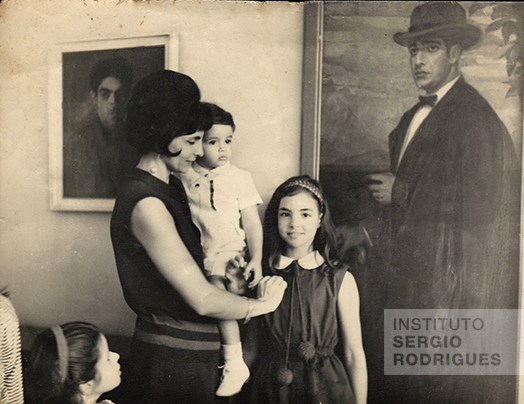 Vera Maria Serpa Campos, primeira esposa de Sergio Rodrigues, com Roberto (no colo), Ângela Maria (lado direito) e Adriana, na casa da bisavó paterna Ester Falcão Rodrigues, no Rio de Janeiro, na década de 1960.