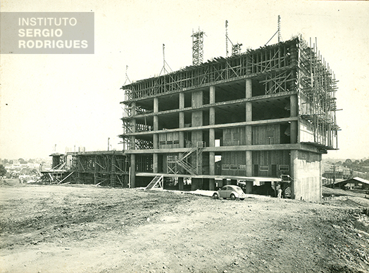Prédio em construção do Palácio das Secretarias de Estado no Centro Cívico de Curitiba, Paraná, 1953.