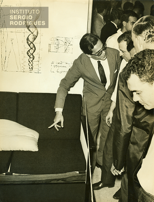 Arthur Lício Pontual, arquiteto, apresentando seu sofá na segunda exposição da Oca 