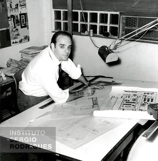 Sergio Rodrigues aos 39 anos, em seu escritório na loja Oca, situado à rua Jangadeiros n° 14 - loja c, Ipanema - Rio de Janeiro, em 1966.