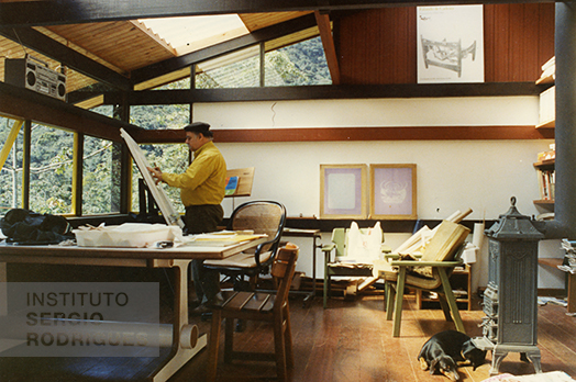 Sergio Rodrigues em seu estúdio na Xikilin, casa projetada através do Sistema SR2 de arquitetura industrializada em madeira, Rocio - Petrópolis, 1983.